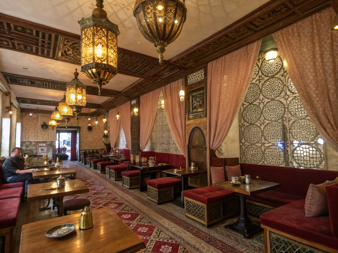 نمای داخلی قلیان‌سرا با دکوراسیون نئواورینتال